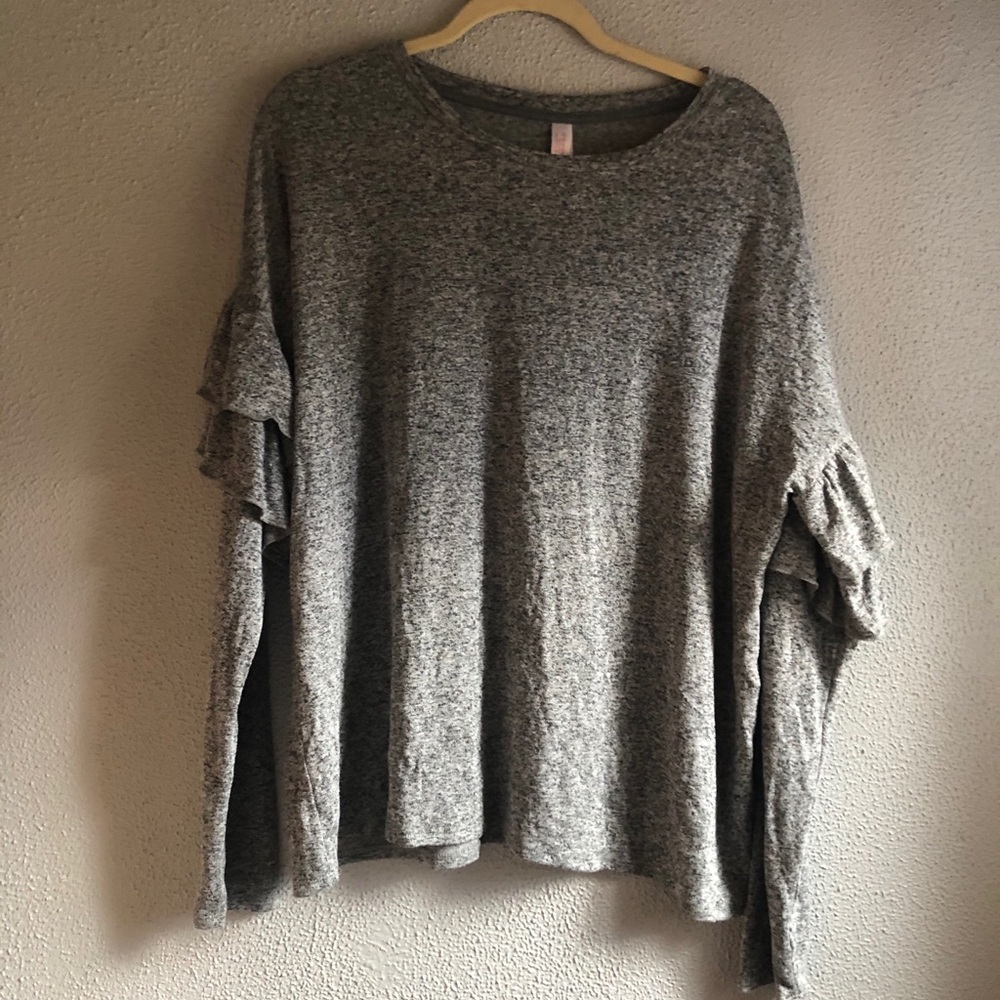 Gray top with ruffled sleeves
